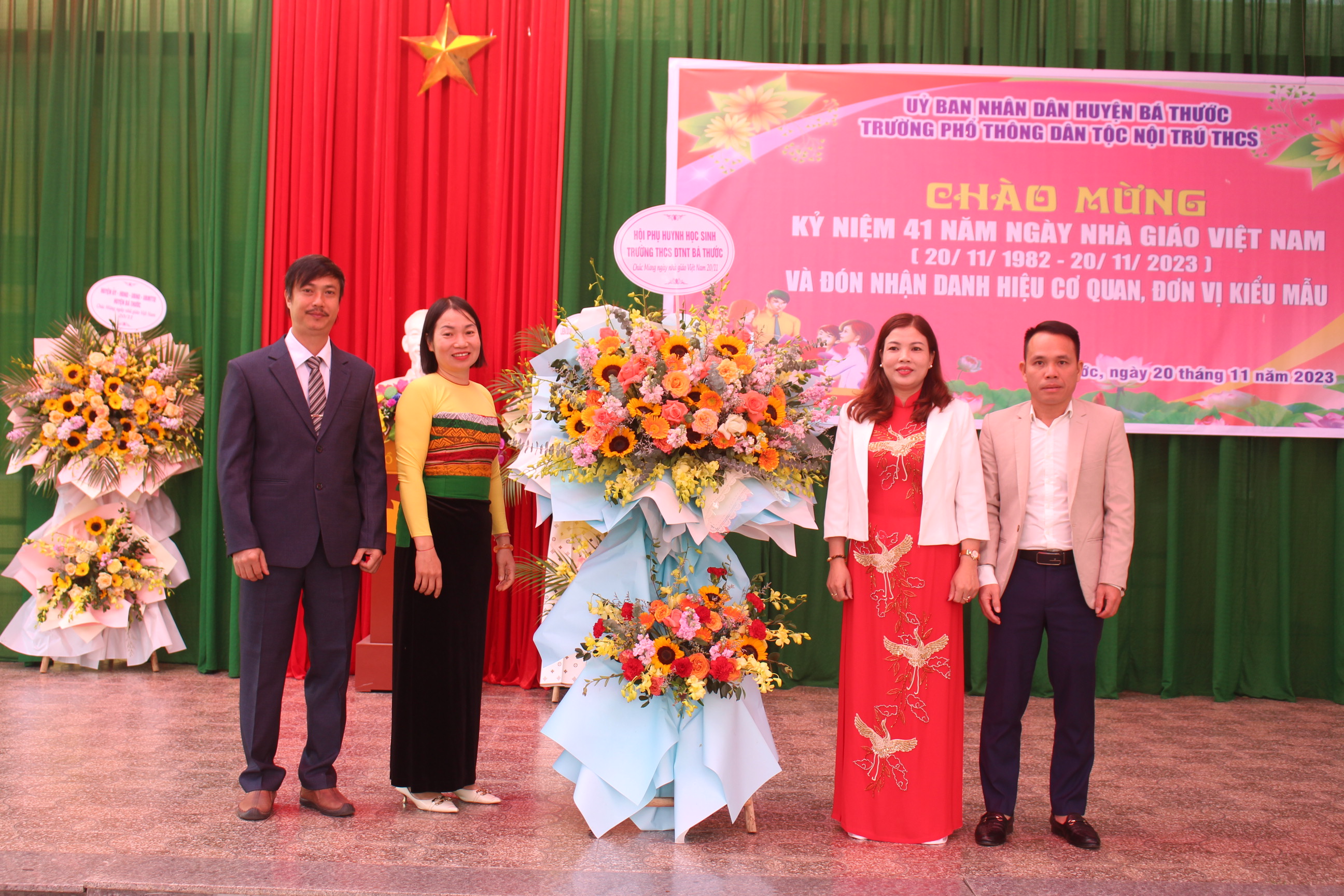 Đại diện phụ huynh nhà trường tặng hoa chúc mừng thầy giáo, cô giáo trường PTDT Nội trú - THCS