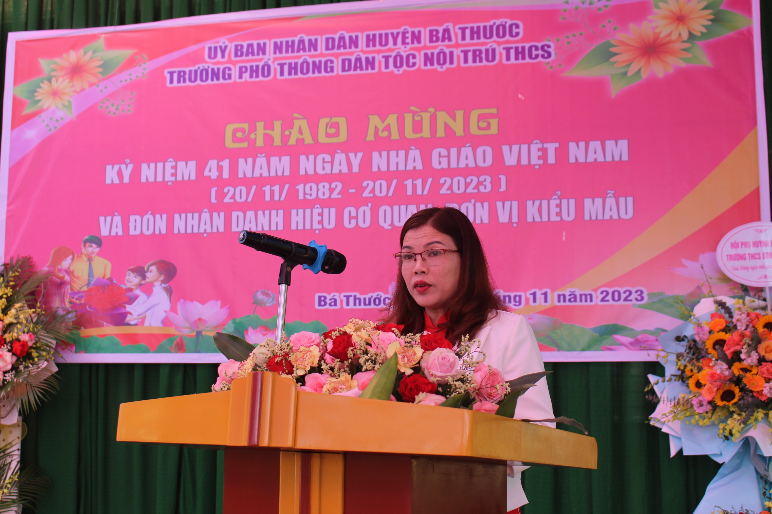 Cô giáo Nguyễn Thị Đào, Hiệu trưởng trường PTDT Nội trú - THCS ôn lại truyền thống ngày Nhà giáo Việt Nam 20-11