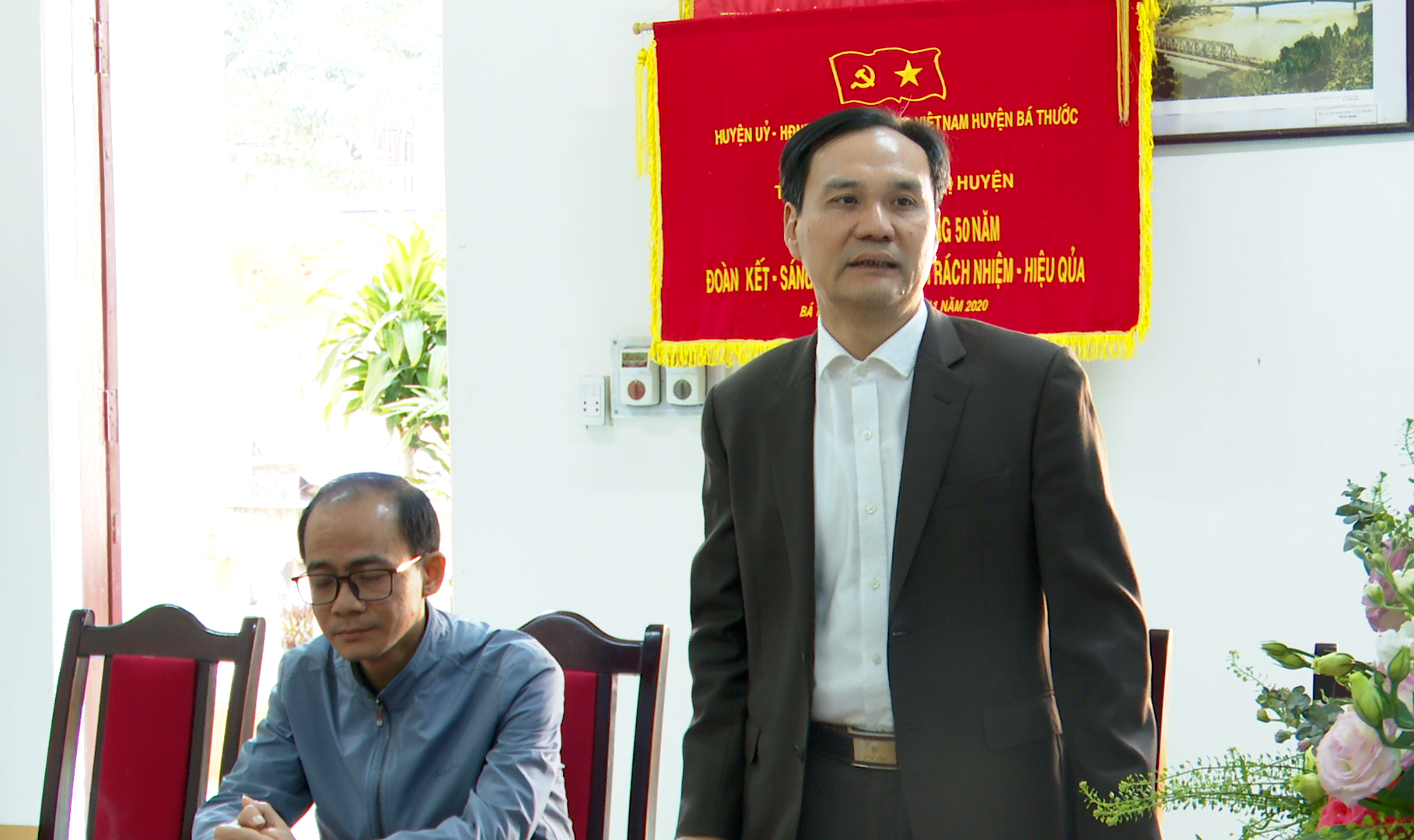 Đồng chí Bí thư Huyện ủy Phạm Đình Minh phát biểu chung vui chúc mừng ngày Nhà giáo Việt Nam cùng cán bộ, viên chức Trung tâm Chính trị huyện