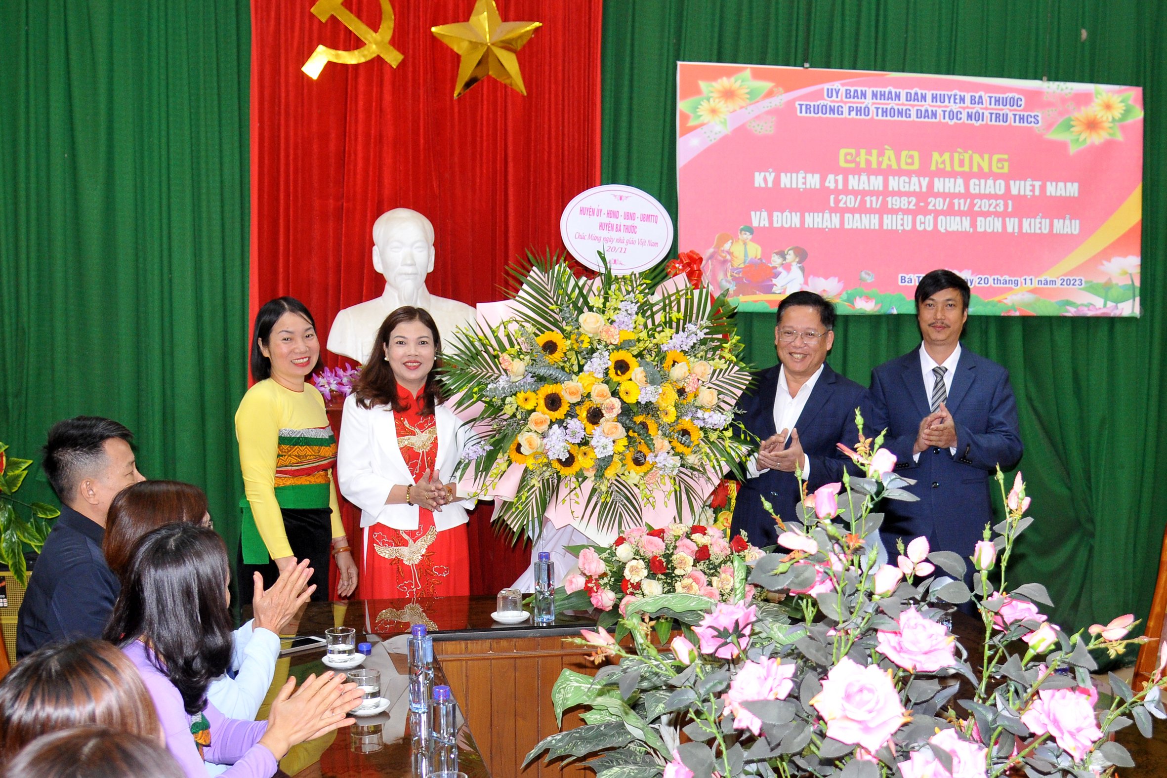 Đồng chí Ngọ Đình Hải, Phó Bí thư Huyện uỷ, Chủ tịch UBND huyện tặng hoa chúc mừng tập thể trường PTDT Nội trú THCS