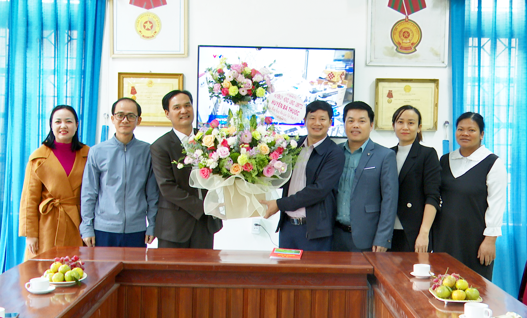 Đồng chí Bí thư Huyện ủy Phạm Đình Minh tặng hoa chúc mừng cán bộ, viên chức Trung tâm Chính trị huyện nhân ngày Nhà giáo Việt Nam 20/11