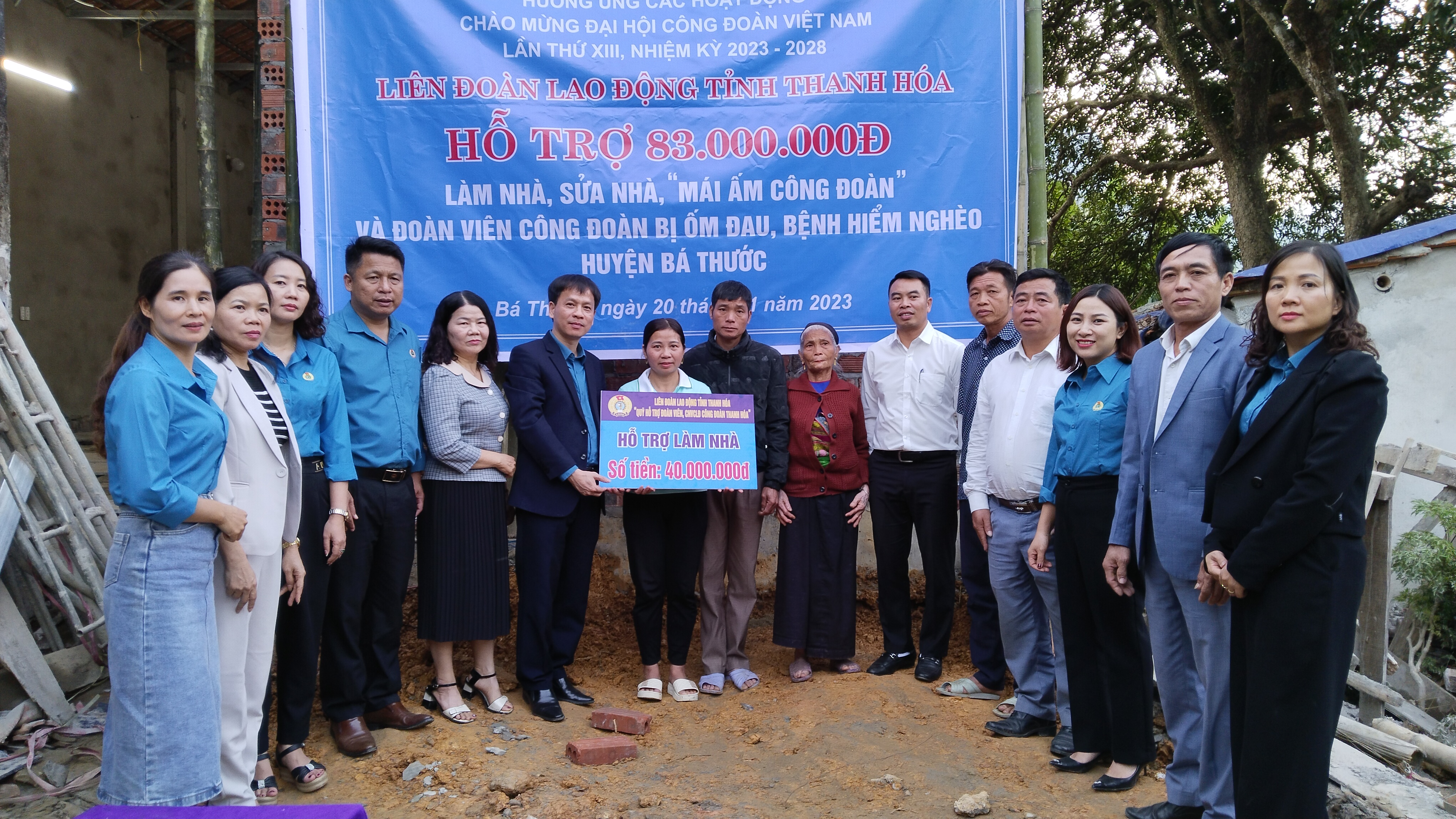 LĐLĐ tỉnh hỗ trợ 40 triệu đồng cho chị Phạm Thị Thuỷ, đoàn viên công đoàn Trường Mầm non Ái Thượng.