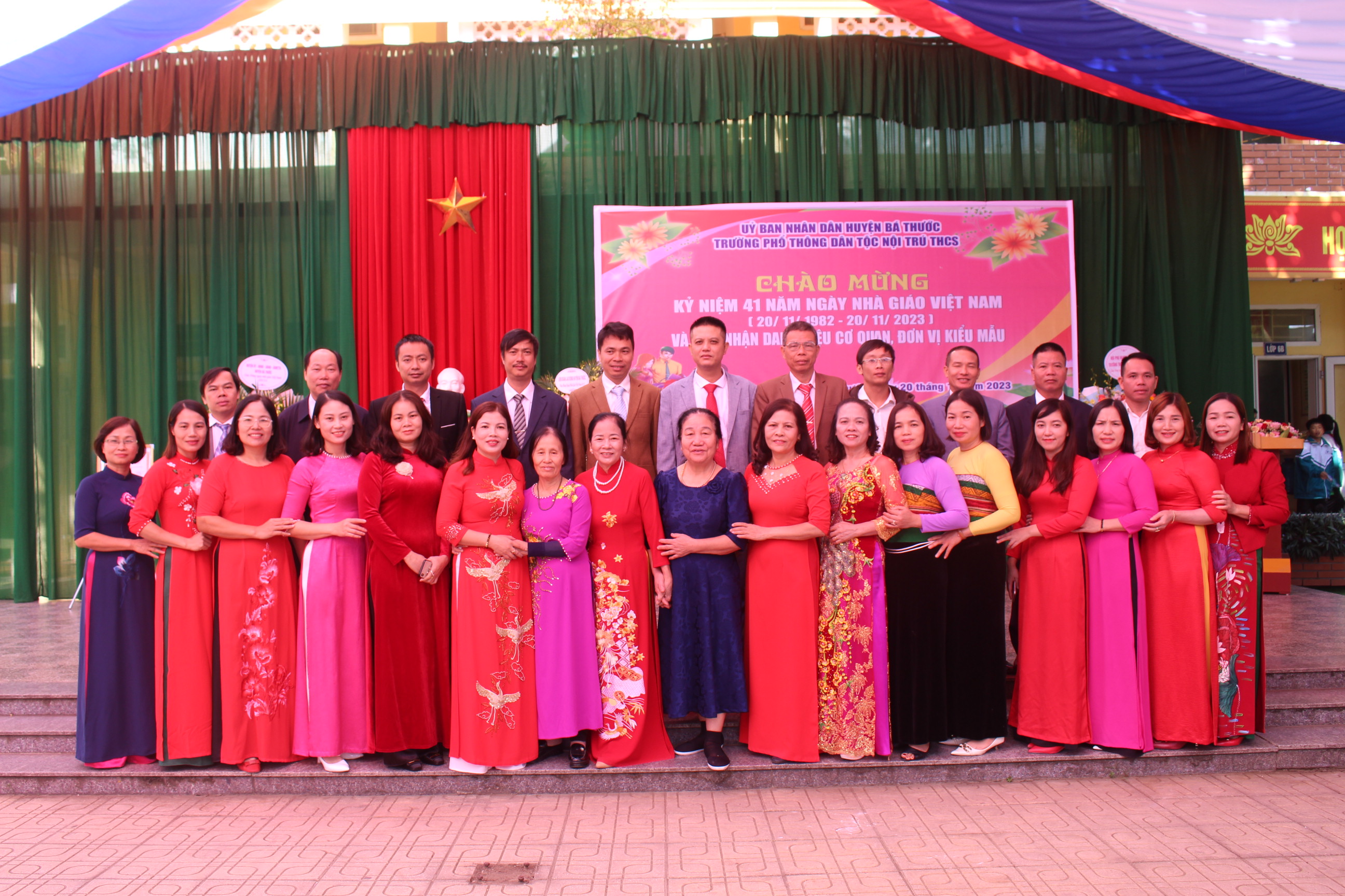 Các đại biểu chụp ảnh lưu niệm cùng cán bộ, giáo viên trường PTDT Nội trú - THCS