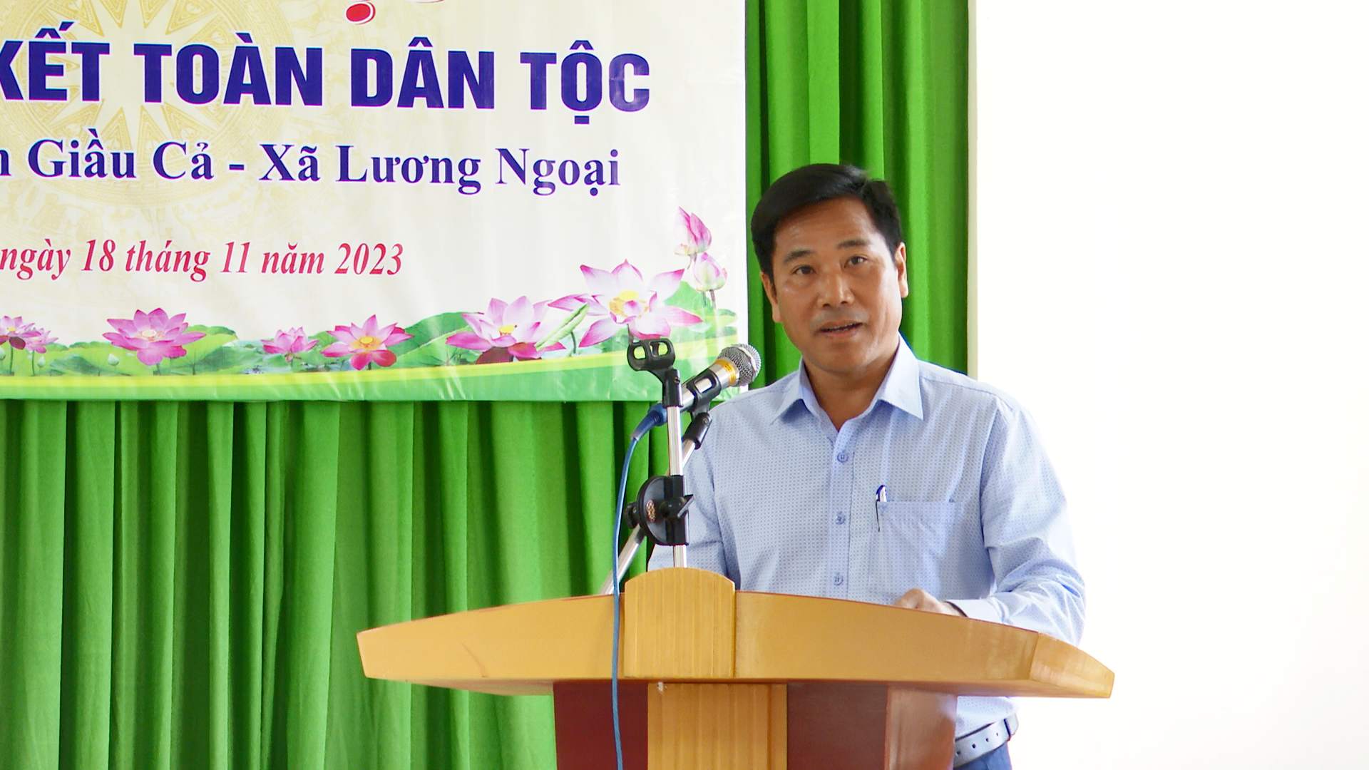 Đồng chí Bùi Minh Hiền, Ủy viên Ban Thường vụ, Trưởng Ban Dân vận, Chủ tịch Ủy Ban MTTQ huyện phát biểu chung vui ngày hội Đại đoàn kết tại khu dân cư thôn Giầu Cả, xã Lương Ngoại