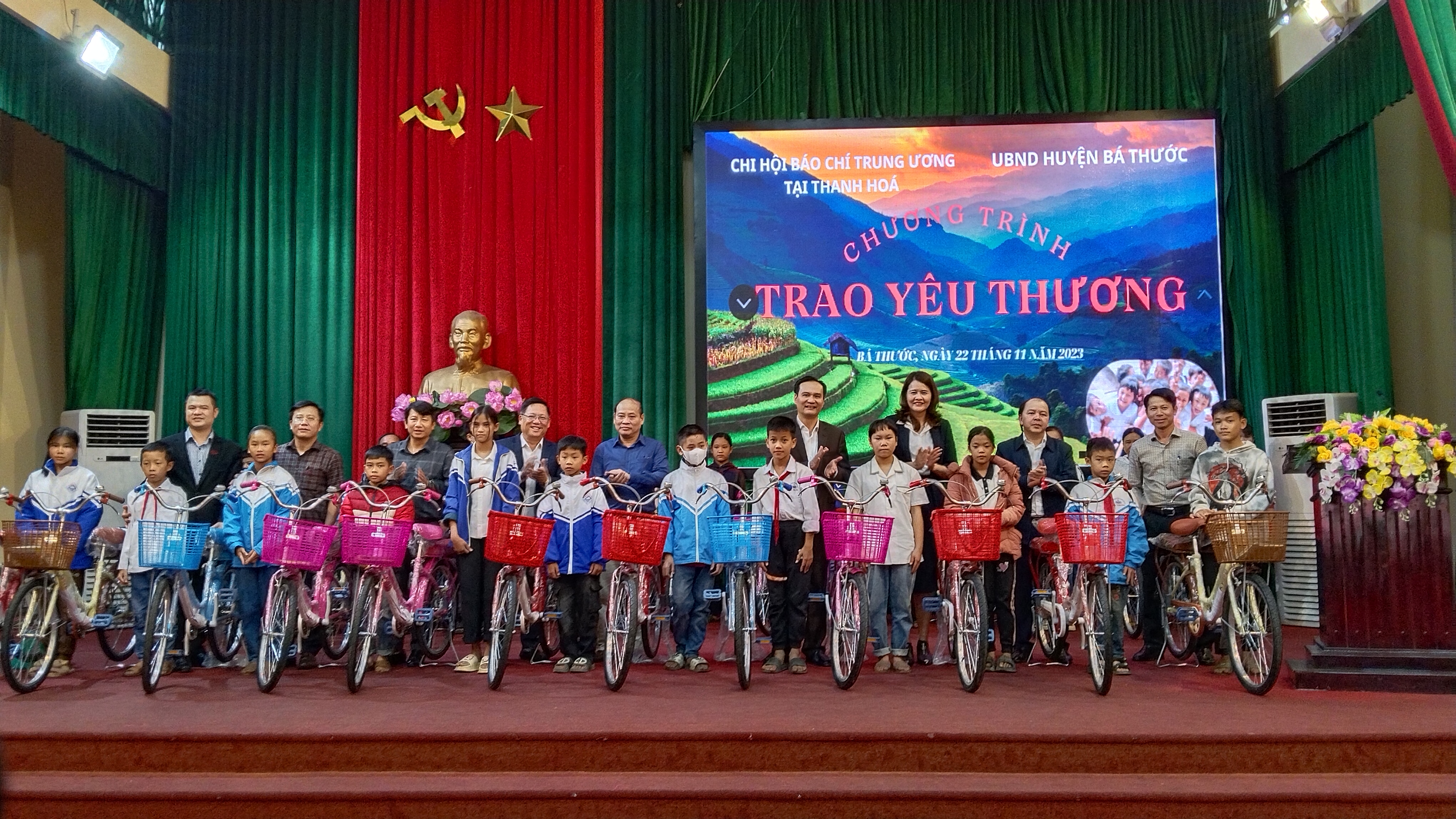 Các đại biểu trao xe đạp cho học sinh huyện Bá Thước.