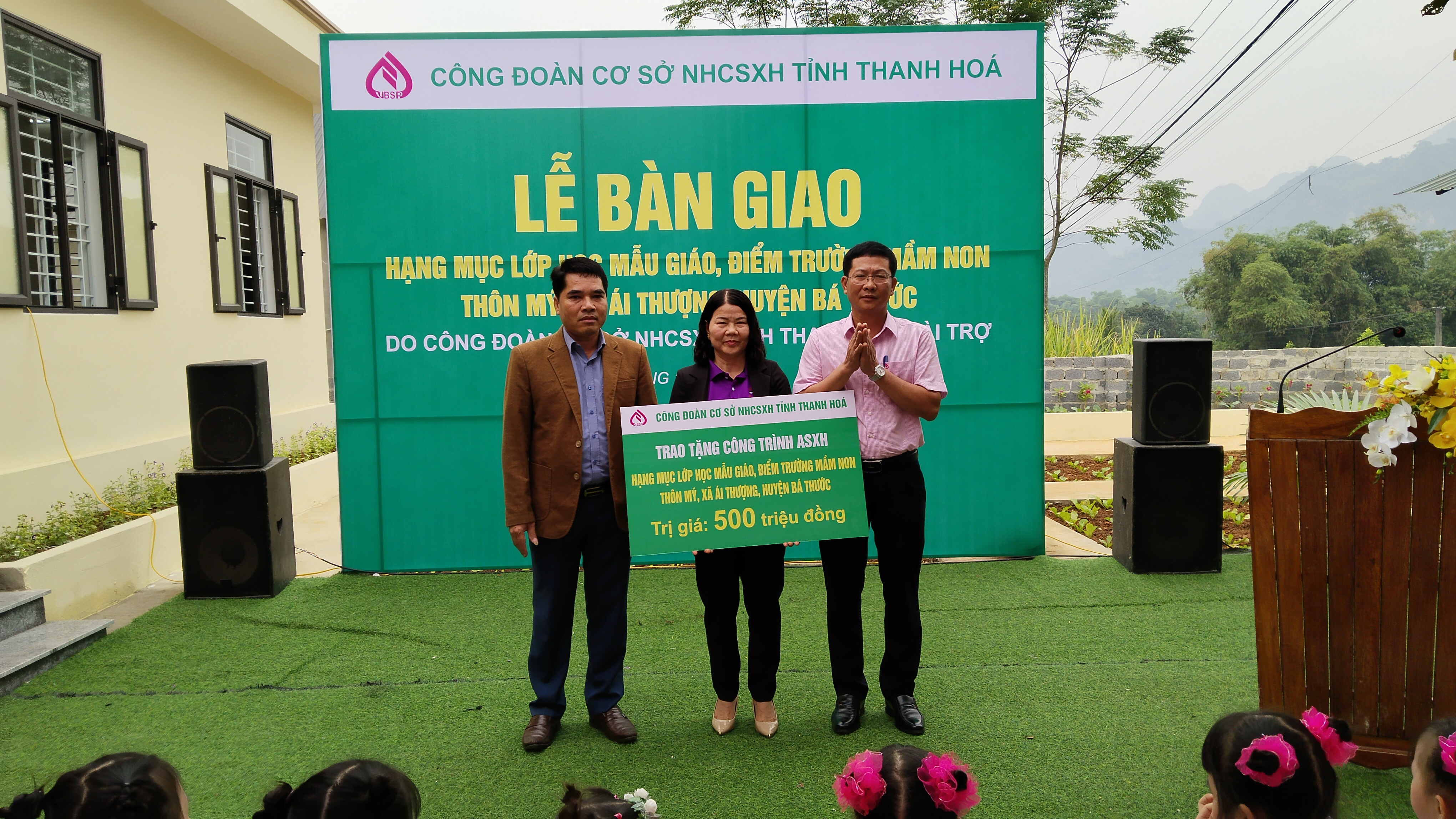 Đồng chí Đào Văn Giáp, Phó Giám đốc, Chủ tịch Công đoàn NHCSXH tỉnh trao 500 triệu đồng cho điểm trường mầm non thôn Mý.