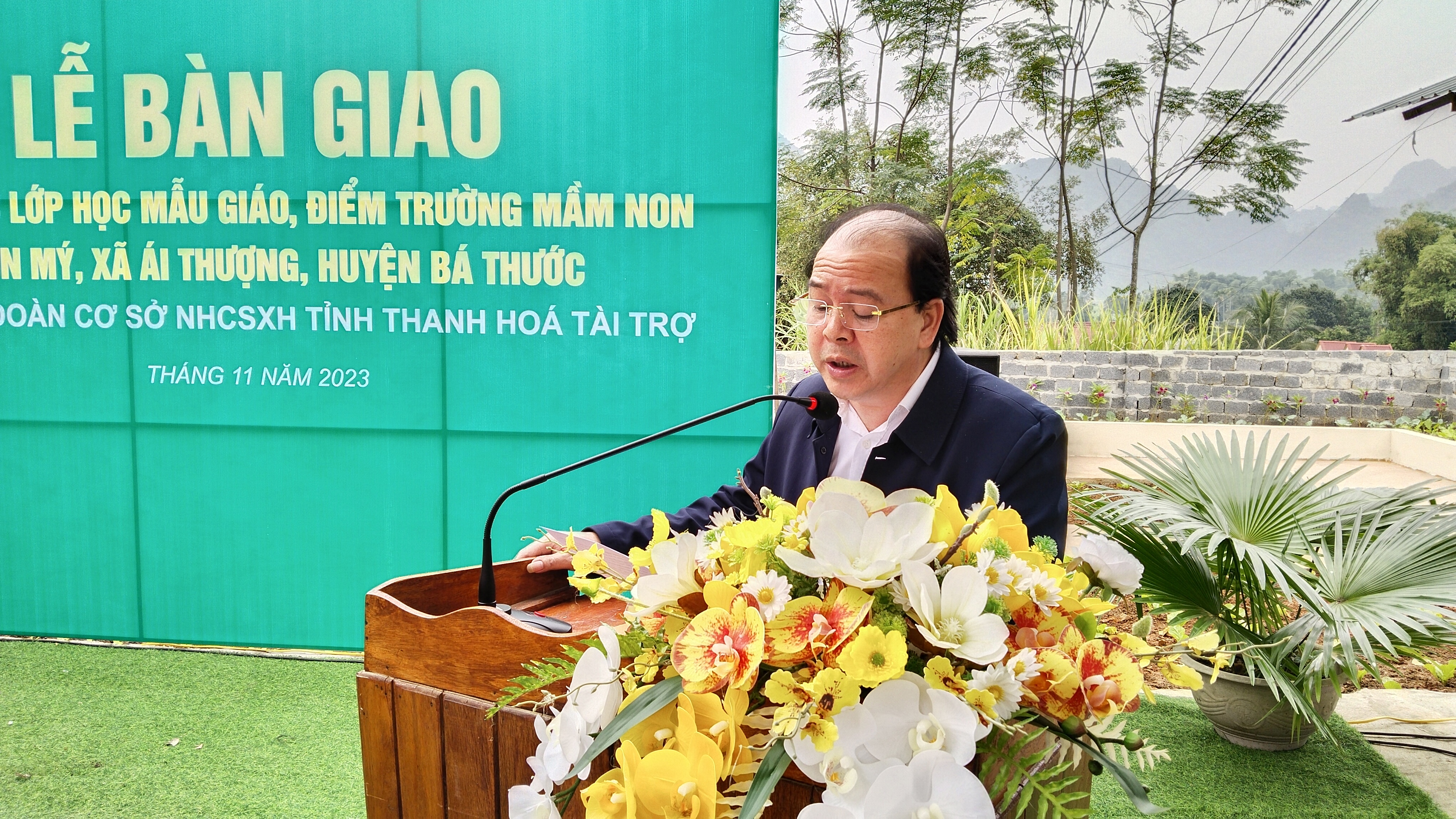 Đồng chí Lò Văn Thắng, Phó Chủ tịch UBND huyện phát biểu tại buổi lễ.