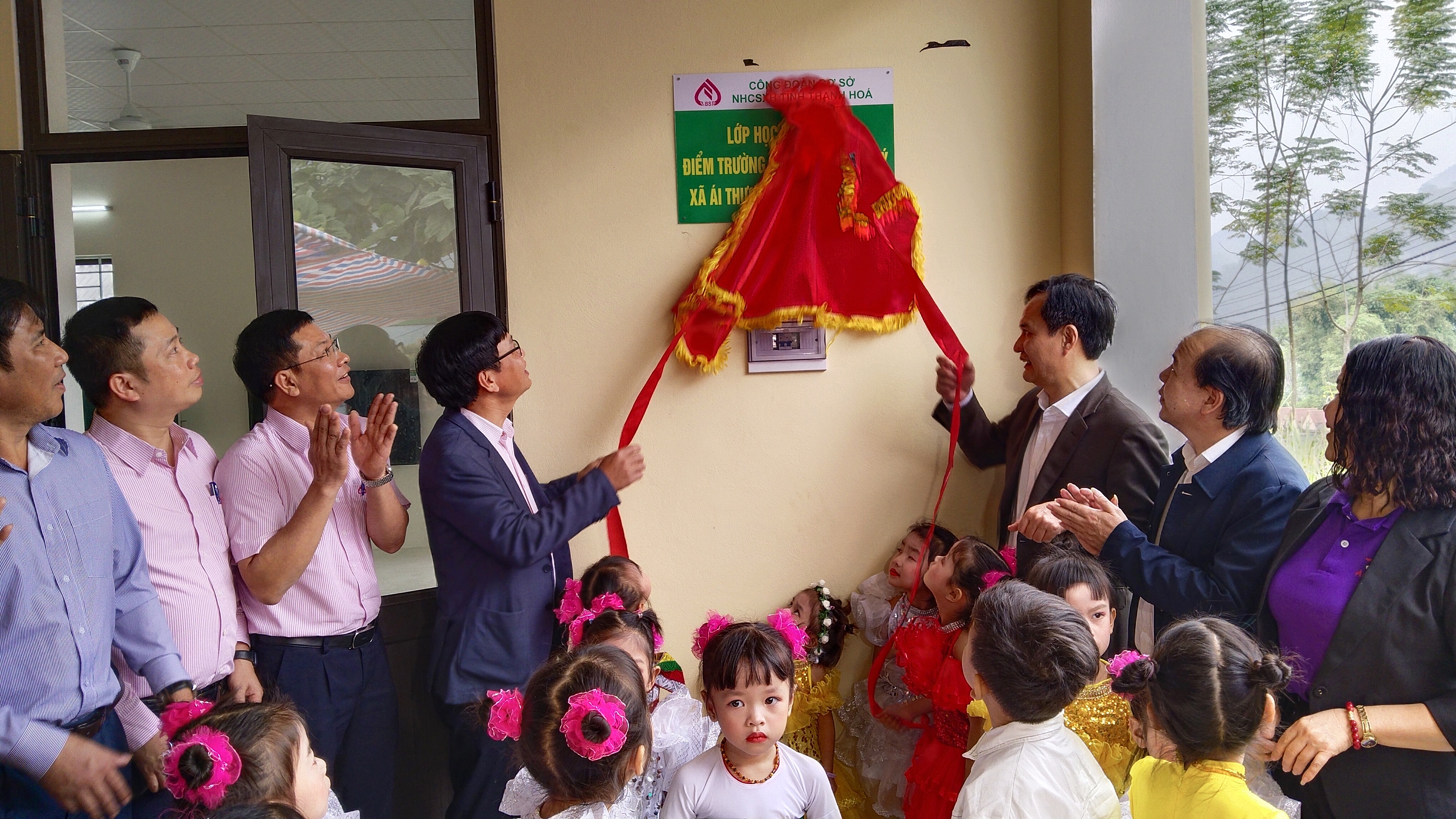 Các đồng chí lãnh đạo Ngân hàng CSXH tỉnh và huyện Bá Thước khánh thành, bàn giao lớp học mẫu giáo điểm trường mầm non thôn Mý.
