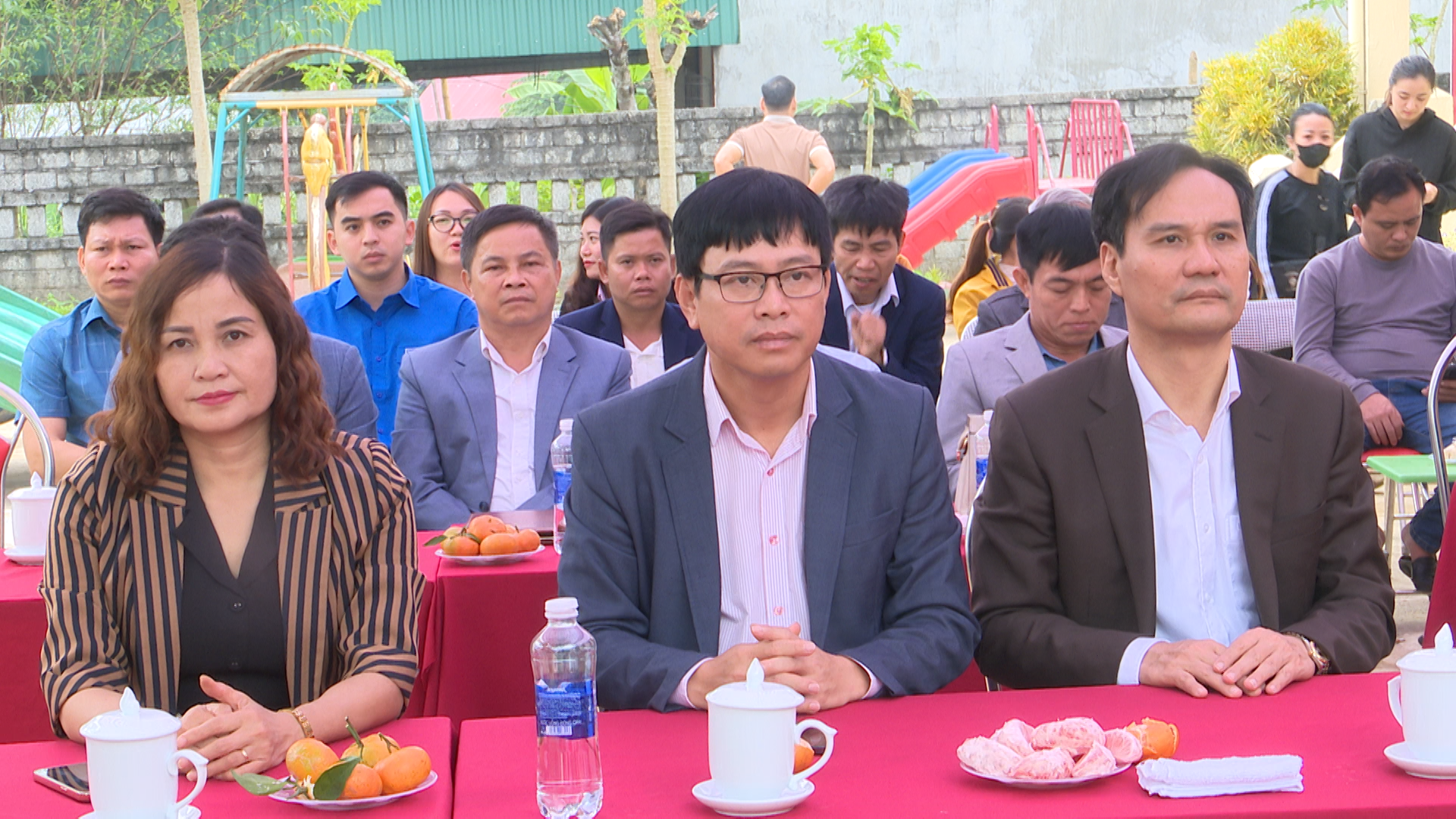 Các đồng chí lãnh đạo NHCSXH tỉnh và huyện Bá Thước dự buổi lễ