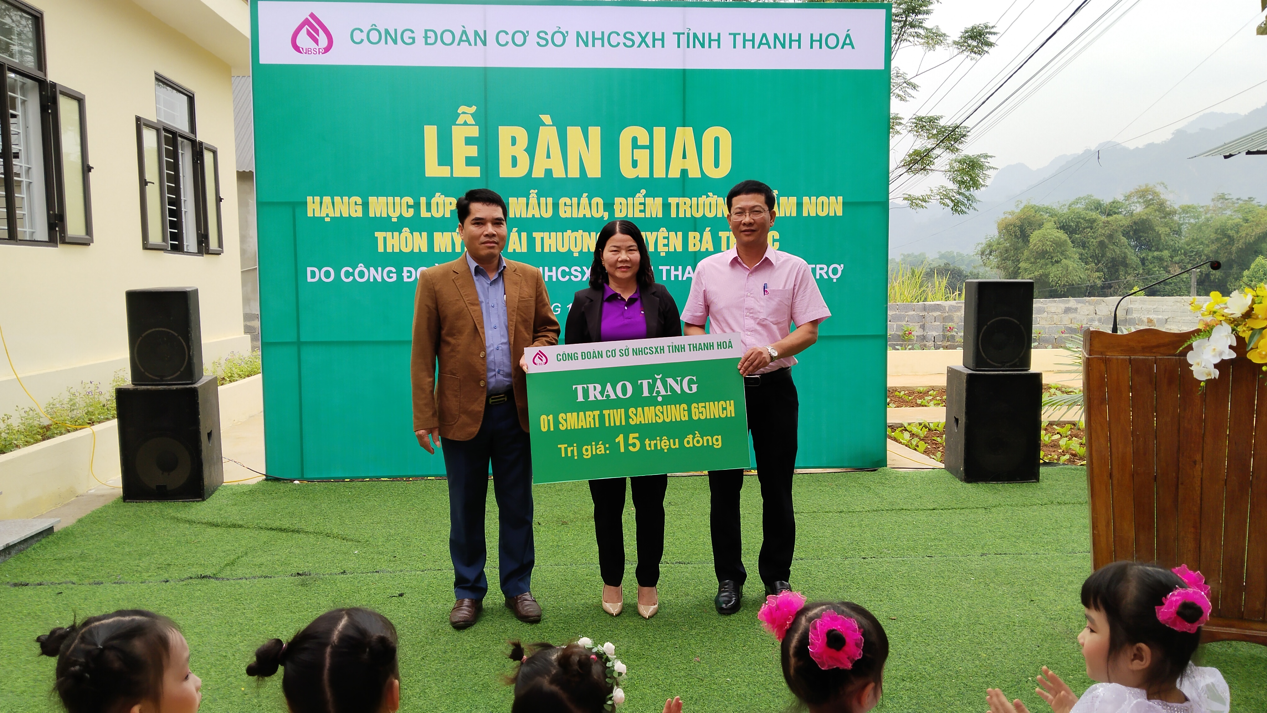 Đồng chí Đào Văn Giáp, Phó Giám đốc, Chủ tịch Công đoàn NHCSXH tỉnh trao 15 triệu đồng cho điểm trường mầm non thôn Mý mua tivi.