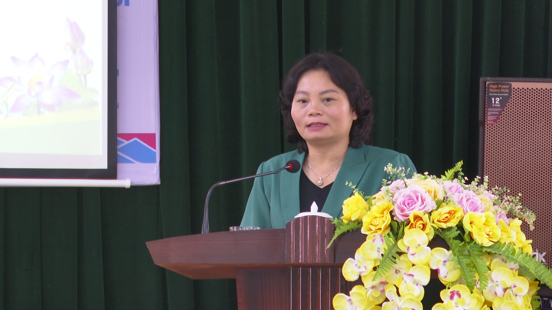 Đồng chí Bùi Thị Hoa, Phó Bí thư Thường trực Huyện ủy, Chủ tịch HĐND huyện phát biểu tại lễ khai giảng