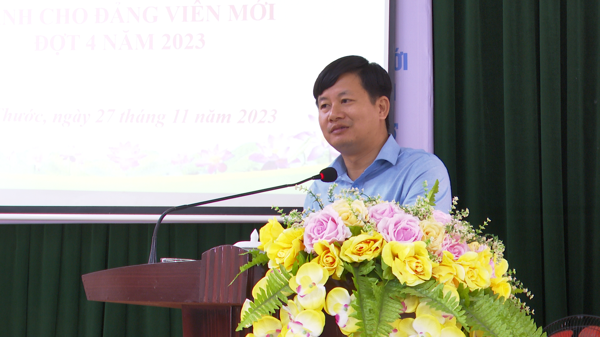 Đồng chí Lê Văn Sơn, Ủy viên Ban Thường vụ, Trưởng Ban Tuyên giáo, Giám đốc Trung tâm Chính trị huyện phát biểu khai giảng lớp học