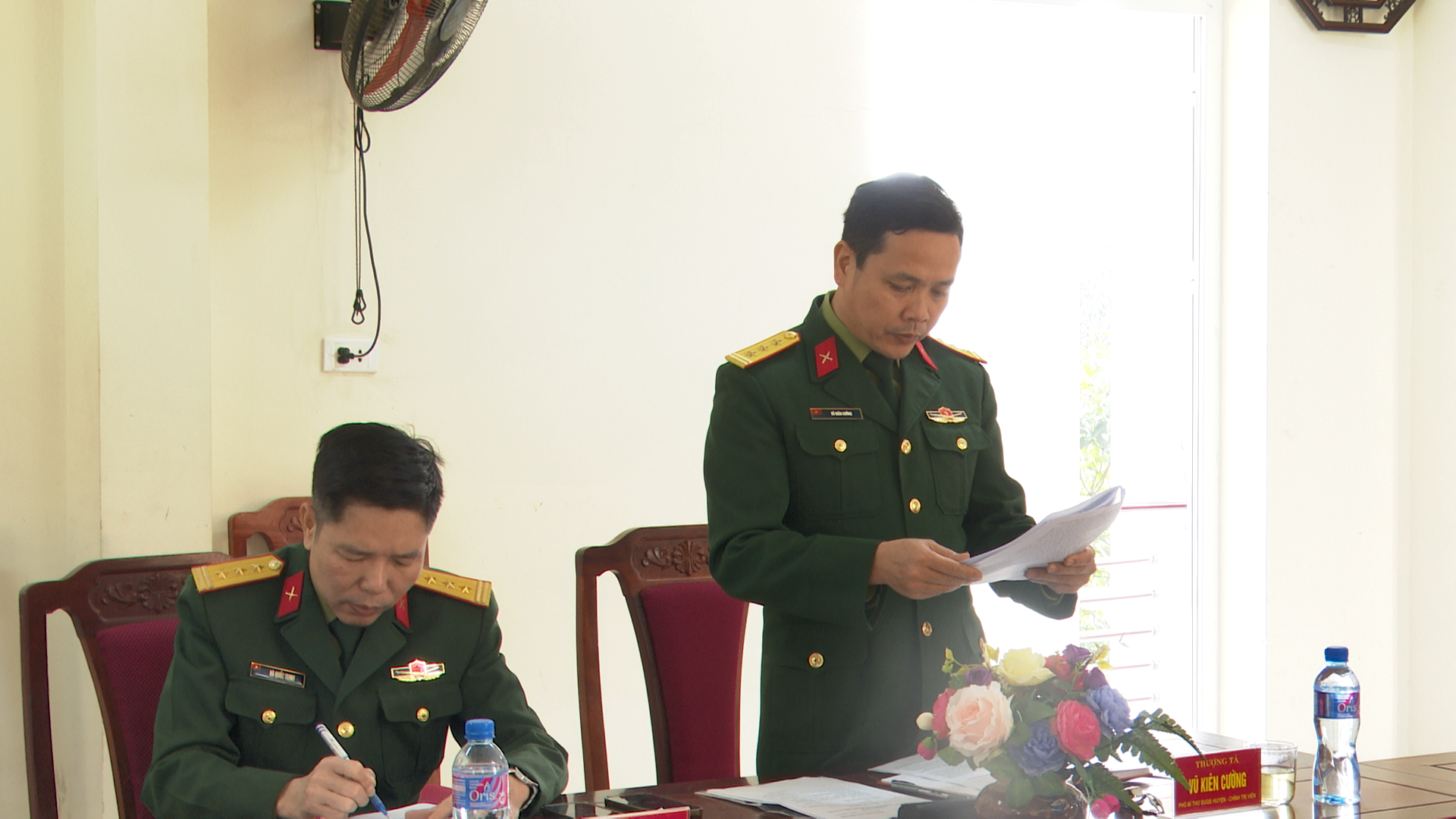 Thượng tá Vũ Kiên Cường, Phó Bí thư Đảng ủy, Chính trị viên Ban chỉ huy quân sự huyện phát biểu thảo luận tại hội nghị