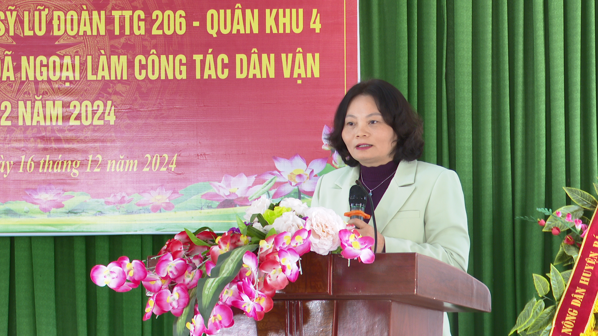 Đồng chí Bùi Thị Hoa, Phó Bí thư Thường trực Huyện ủy, Chủ tịch HĐND huyện phát biểu tại buổi lễ
