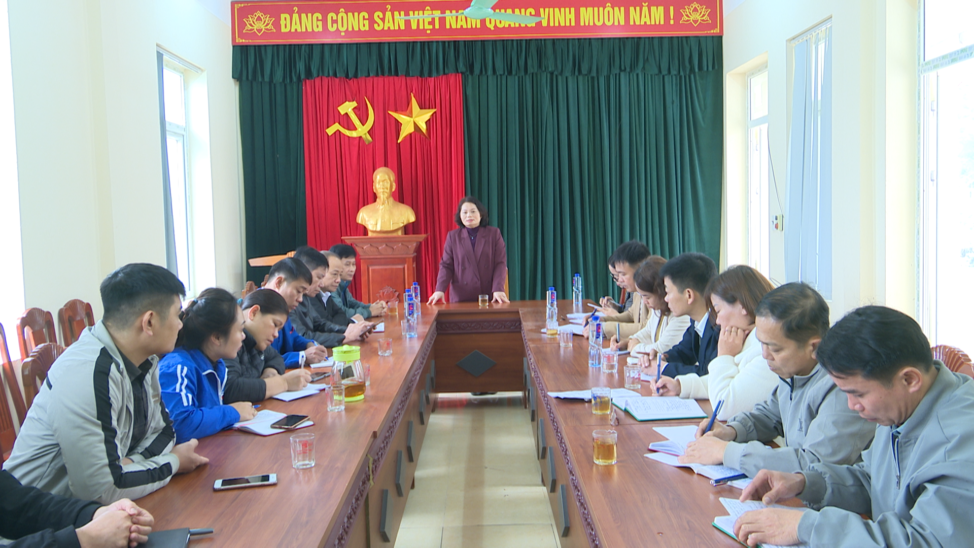 Đồng chí Bùi Thị Hoa, Phó Bí thư Thường trực Huyện uỷ làm việc với lãnh đạo xã Cổ Lũng.