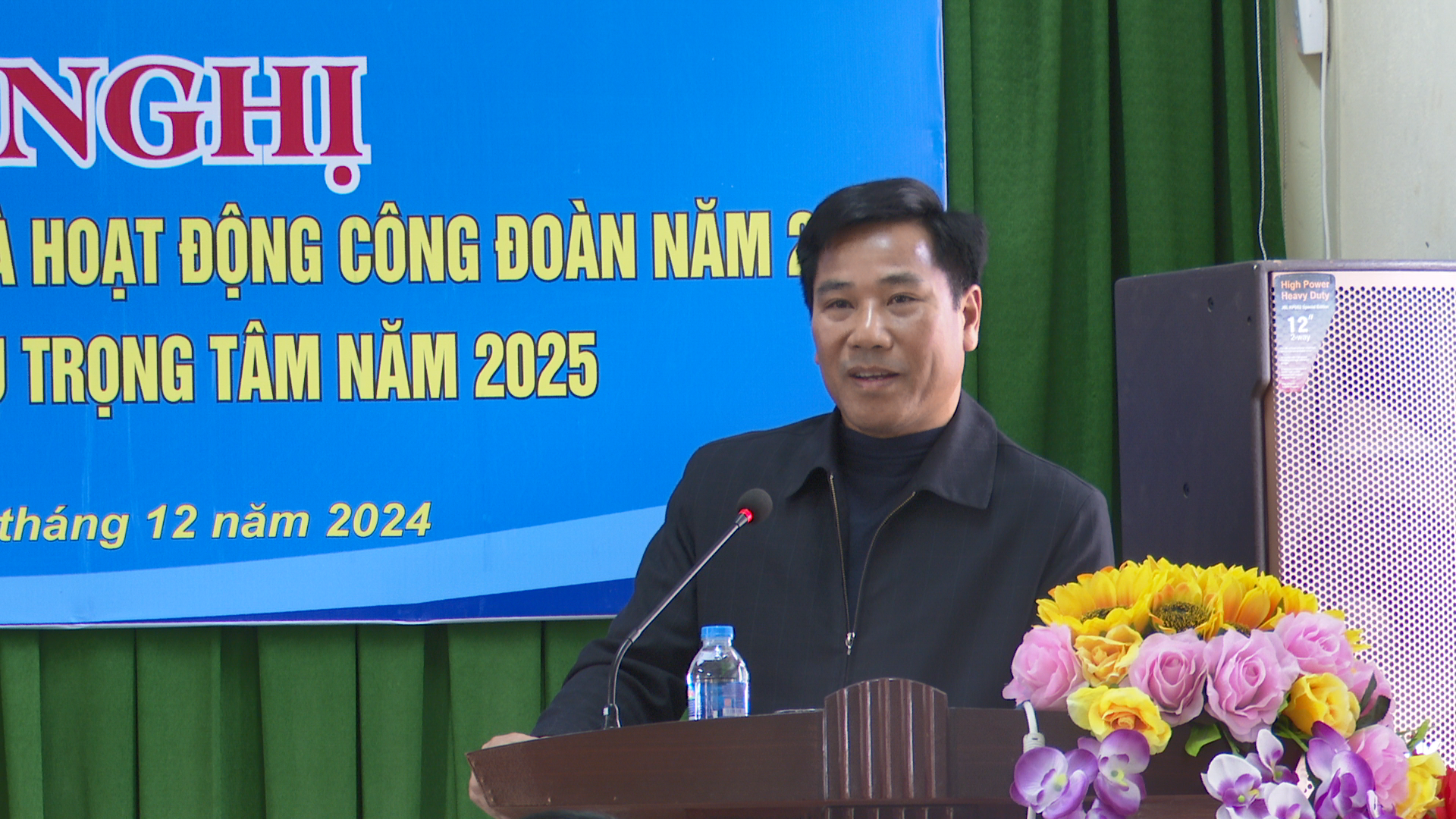 Đồng chí Bùi Minh Hiền, Ủy viên Ban Thường vụ Huyện ủy, Trưởng Ban Dân vận, Chủ tịch Ủy Ban MTTQ huyện phát biểu tại hội nghị