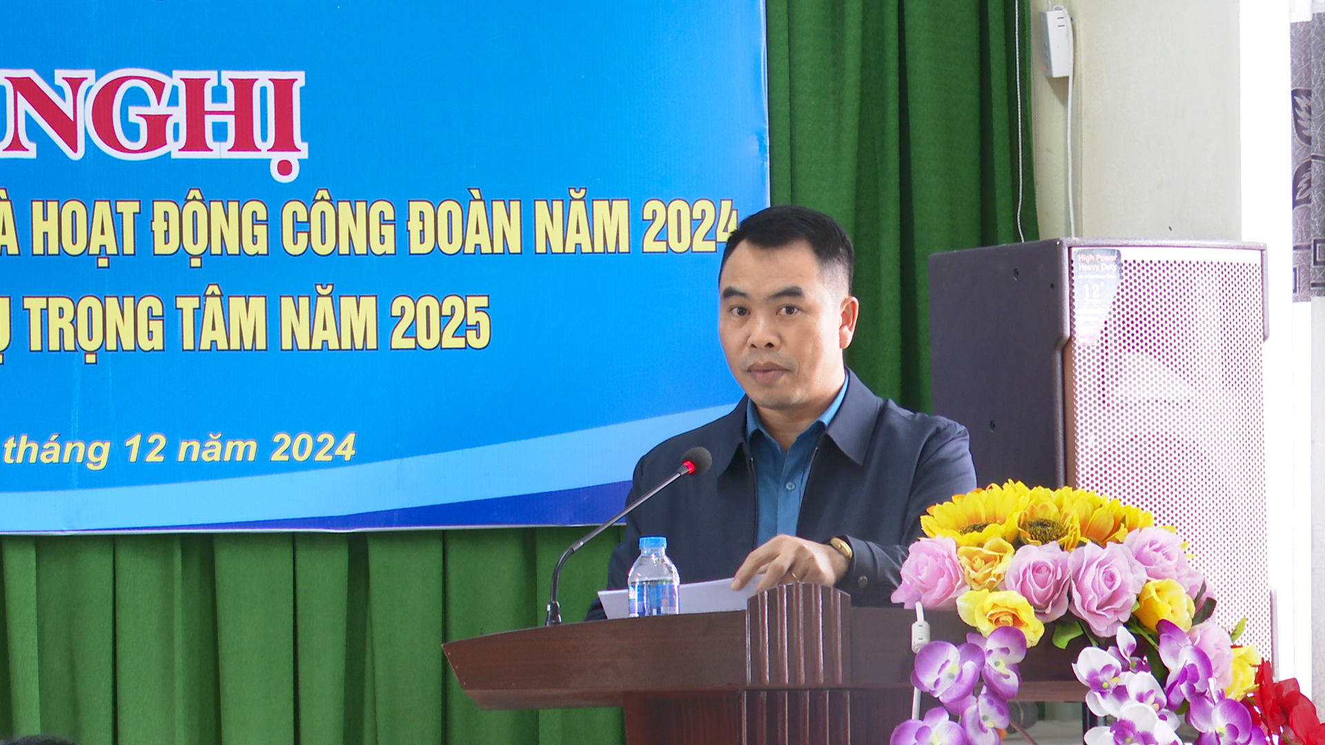 Đồng chí Lê Hùng Cường, Chủ tịch LĐLĐ huyện thông qua báo cáo tổng kết hội nghị