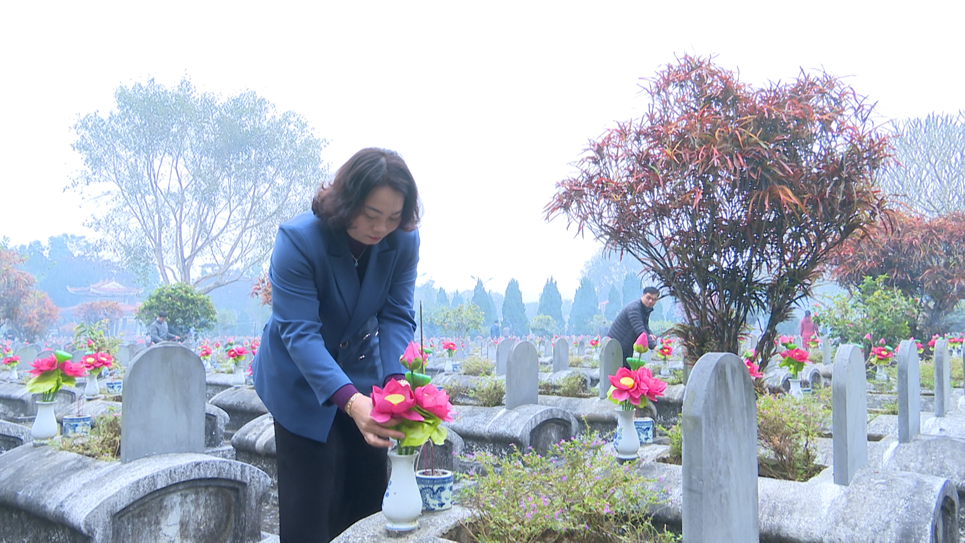 Các đồng chí: Phạm Đình Minh, Bí thư Huyện ủy; Bùi Thị Hoa, Phó Bí thư Thường trực Huyện ủy, Chủ tịch HĐND huyện; Ngọ Đình Hải, Phó Bí thư Huyện ủy, Chủ tịch UBND huyện dâng hương lên từng phần mộ liệt sĩ.