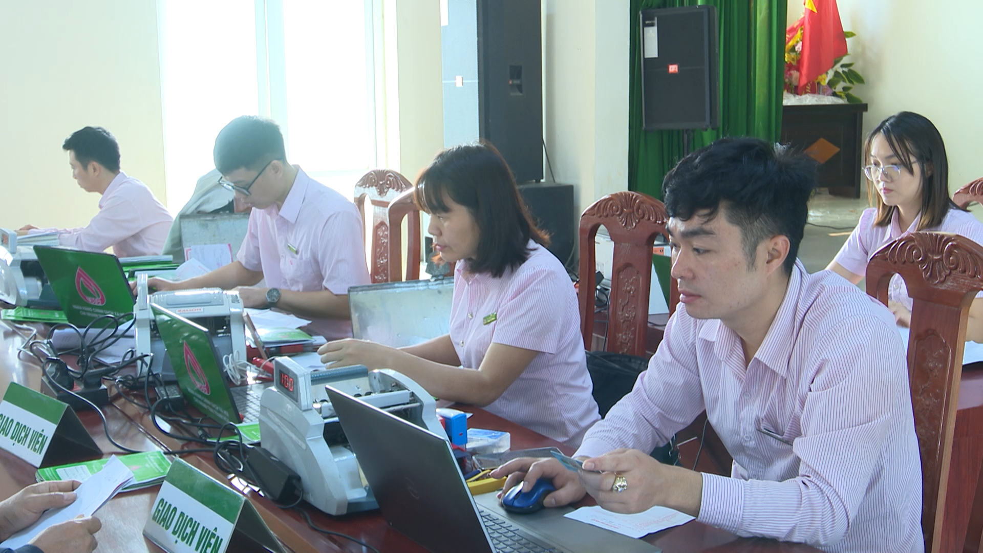 Phòng giao dịch Ngân hàng CSXH huyện Bá Thước triển khai tín dụng chính sách tại điểm giao dịch xã.