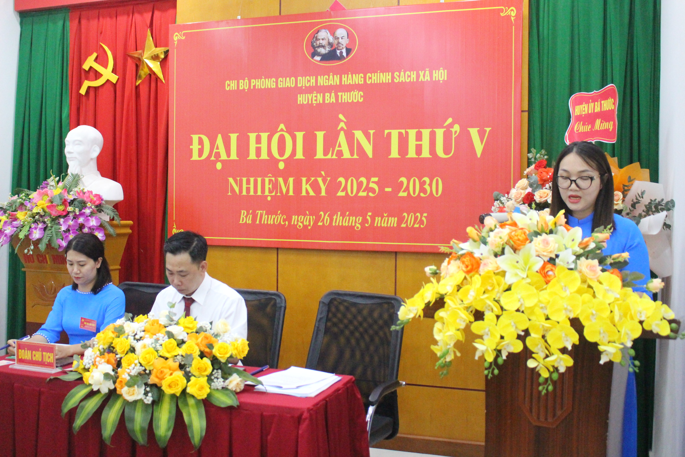 Đồng chí Lê Thu Hà, Phó Giám đốc Phòng giao dịch Ngân hàng CSXH huyện Bá Thước báo cáo tổng kết nhiệm kỳ 2020-2025 của Chi bộ.